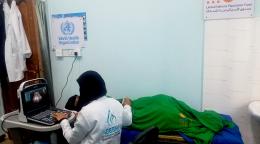 Una trabajadora sanitaria realizando una ecografía en el centro de salud de Al-Wadhah en Taiz.
