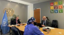 الأمين العام ونائبة الأمين العام ومدير مكتب التنسيق الإنمائي يجلسون معًا في غرفة اجتماعات أثناء حضورهم الاجتماع الافتراضي.