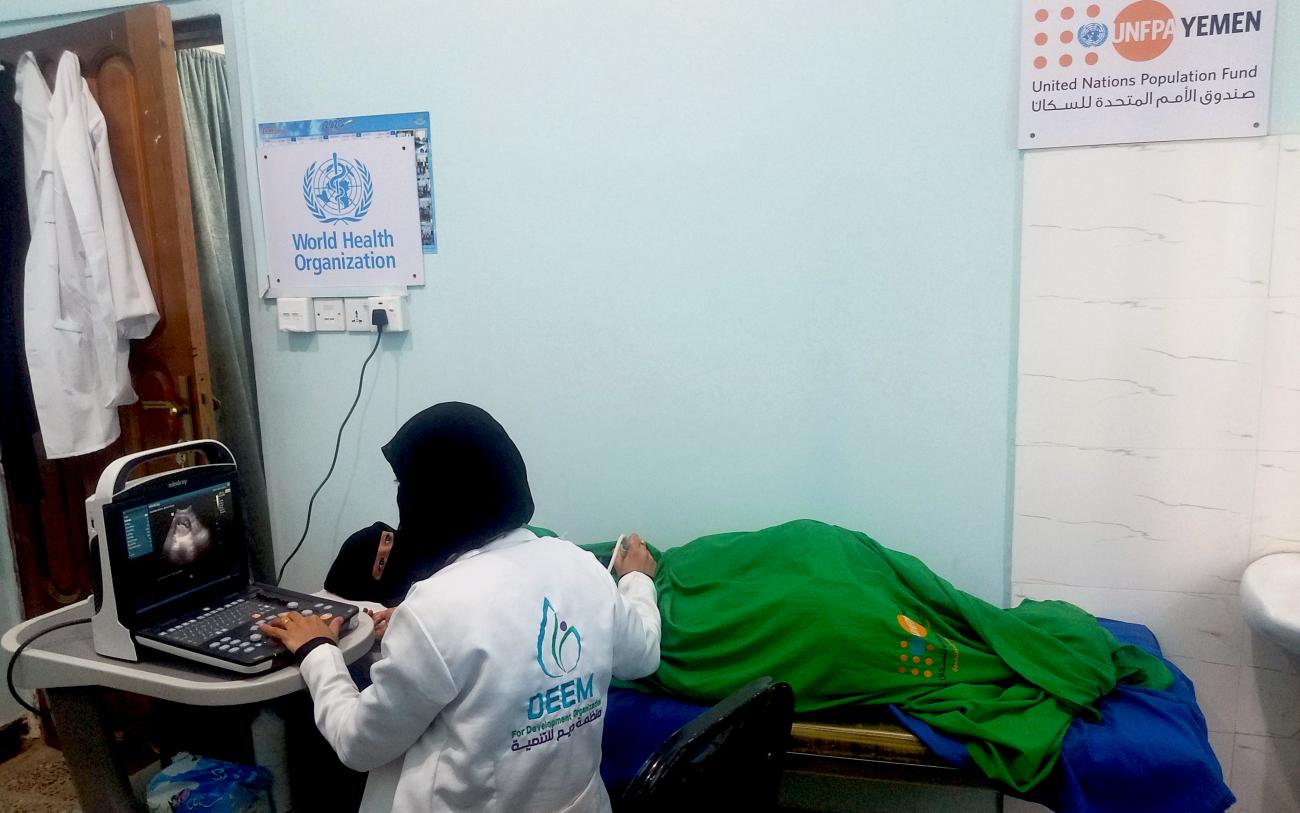 Un membre du personnel de santé féminin réalise une échographie au centre de santé Al-Wadhah à Taiz, au Yémen.