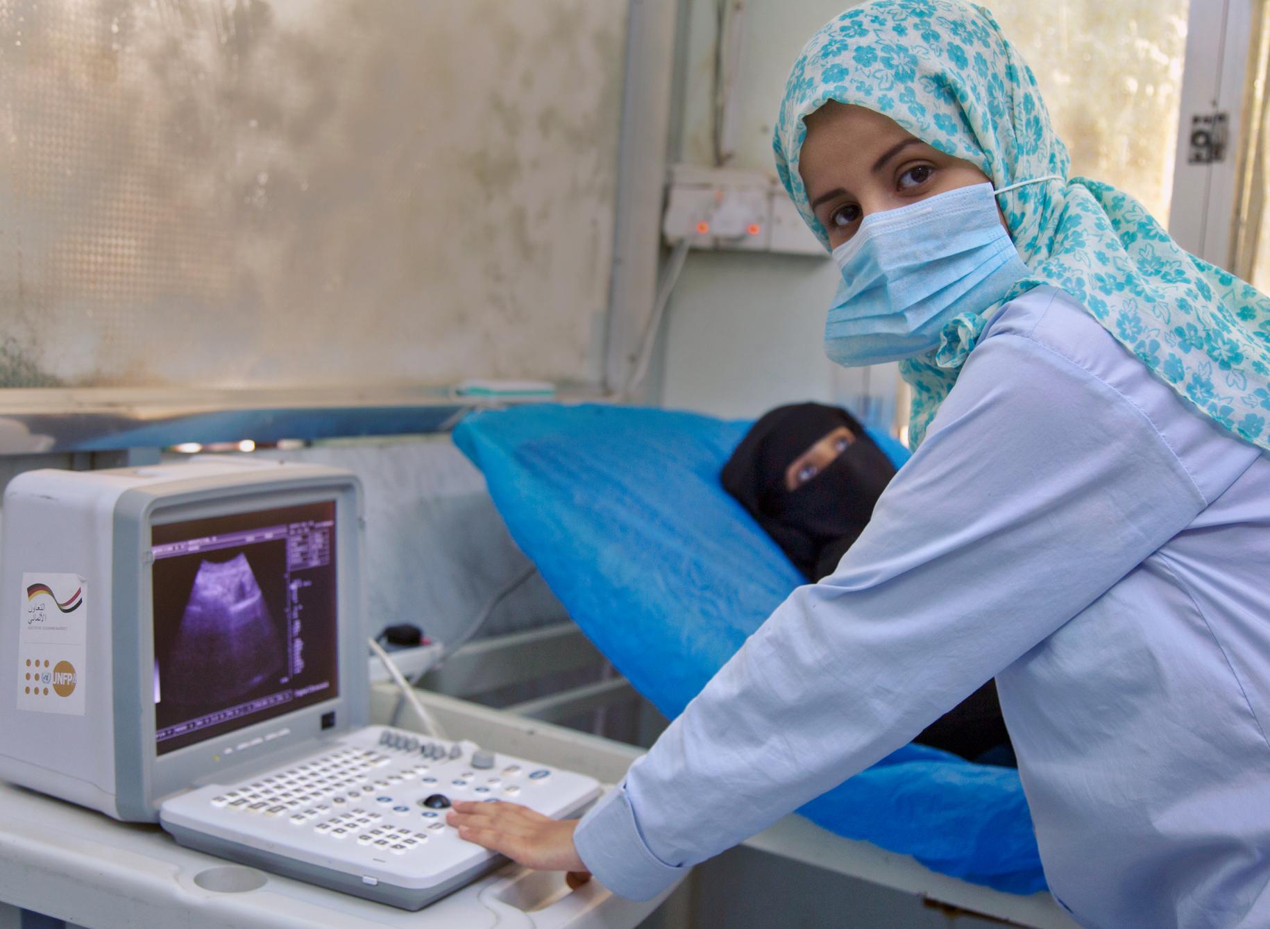 تتلقى امرأة الرعاية الصحية الإنجابية في مستشفى الثورة في الحديدة الذي تدعمه منظمة الصحة العالمية وصندوق الأمم المتحدة للسكان.