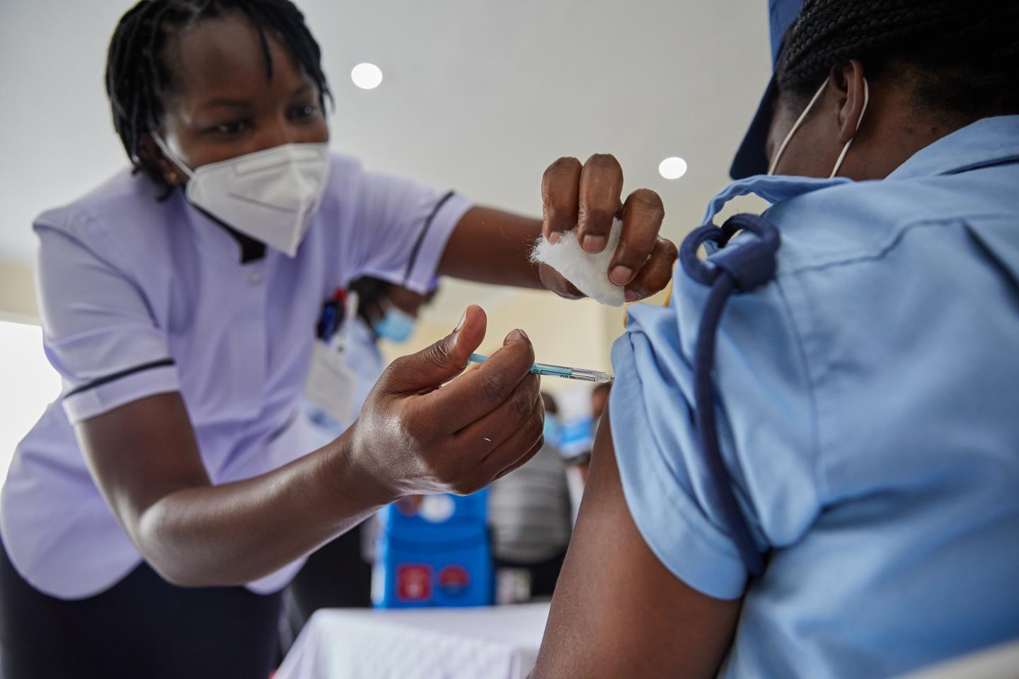 GNUDD | Au Kenya, la vaccination démarre pour le personnel de santé  travaillant en première ligne
