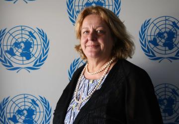 El retrato oficial muestra a María frente a una pancarta con varios emblemas de la ONU.