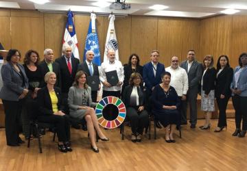 Foto de grupo de los asistentes a la firma de un acuerdo de cooperación en la República Dominicana.
