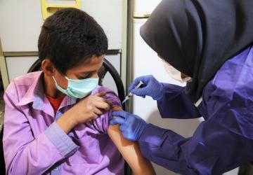 5000多名阿富汗难民住在距德黑兰西南一小时车程的萨韦赫定居点。在伊朗政府包容性医疗政策下，他们正在接受新冠疫苗接种。
