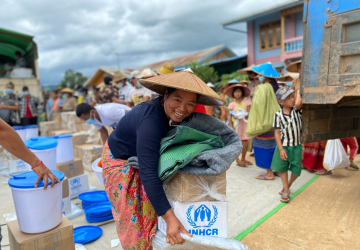 掸邦南部的一名妇女正在领取由联合国难民署分发的非粮食物资。