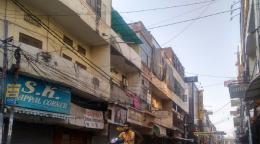 أغلق أصحاب المتاجر متاجرهم في دلهي القديمة بالهند بعد إعلان الحكومة إغلاقًا على مستوى البلاد لمدة 21 يومًا لوقف انتشار الفيروس.