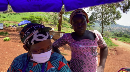 ONU Mujeres orienta a los vendedores ambulantes sobre la COVID-19 y les entrega kits de higiene con jabón y mascarillas, así como paraguas para el sol.