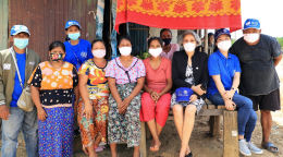 La Coordinadora Residente de Tailandia se reúne con migrantes en la provincia de Tak sobre los impactos del COVID-19.