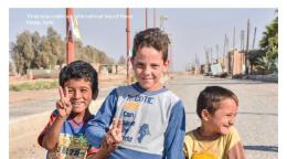 غلاف بعنوان "إطار عمل الاستجابة الاقتصادية والاجتماعية العاجلة لكوفيد-19 في سوريا" وثلاثة أولاد سوريين يبتسمون.