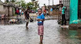 Una niña se encuentra en aguas crecientes en el barrio de Praia Nova en Beira, Mozambique.