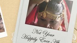Couverture d'un album de mariage montrant la photo d’une jeune fille portant une coiffe traditionnelle du Bangladesh accompagnée du texte "Not Happily Ever After", qui signifie en français : Non, pas heureux pour toujours.