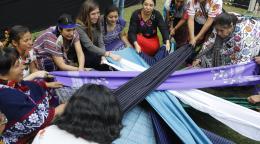 Miembros de un grupo de mujeres indígenas sostienen varios trozos de tela en forma circular. Es parte de una actuación para la ceremonia de apertura del Foro de Igualdad de Género en México. La ceremonia se celebró en el Complejo Cultural Los Pinos de Ciudad de México el 29 de marzo de 2021.