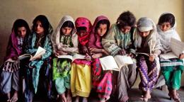 卡拉奇的女学生在上阅读课。