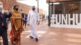 La Vicesecretaria General, Amina Mohammed, camina fuera de las instalaciones de la EXPO con otros funcionarios.