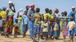 一群妇女、男子和儿童聚集在布基纳法索东北部的一个营地外。