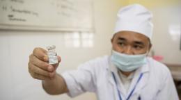 Personal sanitario del distrito de Luc Nam, en la provincia de Bac Giang, muestra una dosis de la vacuna COVID-19 a la cámara.