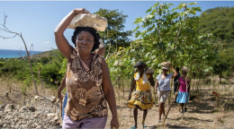 تنضم النساء إلى الجهود المجتمعية لإصلاح الطرق التي دمرها الزلزال في جنوب غرب هايتي.
