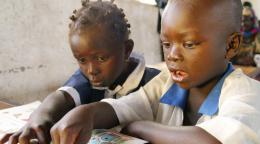 冈比亚农村的两名学童。