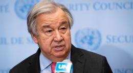 La imagen en primer plano del Secretario General António Guterres, en la sede de la ONU, mientras hace declaraciones a los periodistas sobre la guerra en Ucrania.