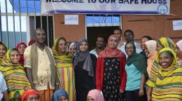 Un grupo de mujeres y algunos hombres frente a un centro para personas que sufren violencia de género en la región de Afar, Etiopía.