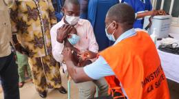 عامل رعاية صحية من وزارة الصحة يقدم لقاح شلل الأطفال لطفل في فوغان، توغو، في فبراير 2022