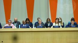 Un panel d'hommes et de femmes participent à une conférence organisée par l'ONU.