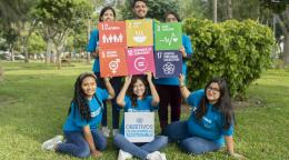 52 / 5.000 Resultados de traducción Seis voluntarios de la ONU con carteles de algunos de los ODS.