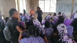 Esther Ajari responde a las preguntas de los estudiantes del Adedamola College, Oroogun, Ibadan, Estado de Oyo, Nigeria, tras un curso sobre salud sexual y reproductiva.