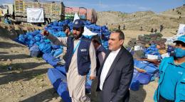 El Dr. Ramiz visitando la zona del terremoto de Paktika.