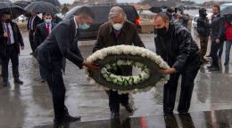 El Secretario General de la ONU, António Guterres, deposita una corona floral en homenaje a las víctimas de la explosión del puerto de 2020 en Beirut.