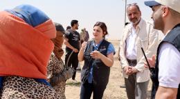 ينضم المنسق المقيم ومنسق الشؤون الإنسانية للأمم المتحدة عمران رضا إلى زملائه خلال زيارة ميدانية إلى ريف دير الزور في منطقة تعرف باسم "القطاع الخامس".
