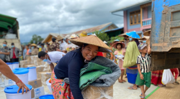 掸邦南部的一名妇女正在领取由联合国难民署分发的非粮食物资。