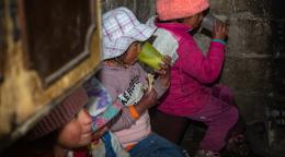 Cuatro niños bebiendo vasos de avena.