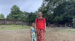 امرأة وابنتها في مخيم للنازحين بالقرب من سيتوي في ولاية راخين في ميانمار.