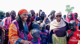 Khardiata Lo N'Diaye, Representante Especial Adjunta del Secretario General y Coordinadora Residente y de Asuntos Humanitarios de Sudán y Sara Nyanti, Representante Especial Adjunta del Secretario General y Coordinadora Residente y de Asuntos Humanitarios de Sudán del Sur hablan con niños y niñas en Abyei, en junio de 2022.