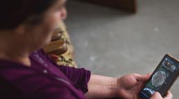 © FAO/David Khelashvili - Malika Machalikashvili, qui vit dans une région rurale de la Géorgie, a suivi des formations de la FAO pour améliorer le rendement de ses cultures et a commencé à utiliser un smartphone pour vendre l’excédent de sa production