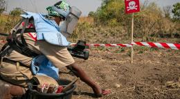 联合国地雷行动处工作人员在南苏丹中赤道州探测到一枚反坦克地雷。