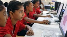 印度少女孩在一所小学里学习计算机技能。