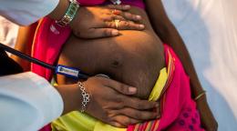 在印度穆塔克的一家医院，一名孕妇在接受产前检查。