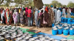 © UNHCR/Colin Delfosse De la nourriture et d'autres articles sont distribués au Tchad aux personnes qui ont fui la violence au Soudan.