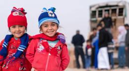 Сирийские девочки в Иордании, получившие зимнюю одежду от ЮНИСЕФ.