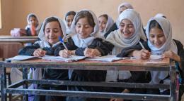 女孩们在阿富汗巴尔赫省马扎里沙里夫的一所学校学习。