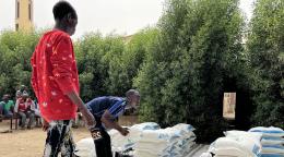 WFP/Mohamed Elamin © | توزيع مساعدات غذائية طارئة في بورتسودان على الفارين من القتال في الخرطوم