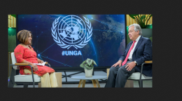 Фото ООН/М.Гартен Замдиректора Отдела новостей и медиа Департамента глобальных коммуникаций Мита Хосали интервьюирует Генерального секретаря ООН Антониу Гутерриша.
