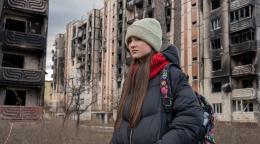 Девочка на фоне разбомбленных зданий
