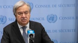 مسؤول في الأمم المتحدة يتحدث للصحافة وخلفه لافتة مجلس الأمن التابع للأمم المتحدة.