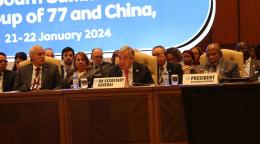 Антониу Гутерриш выступает за столом на саммите "Группы 77 плюс Китай"