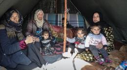 一些土耳其地震后的灾民包括大人和小孩躲在一个帐篷里