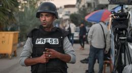 الصحفي الفلسطيني مصطفى البايض أثناء إحدى المداخلات من قطاع غزة