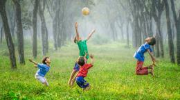  Niños jugando al fútbol    